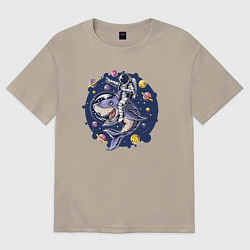 Футболка оверсайз мужская Космонавт верхом на акуле, цвет: миндальный