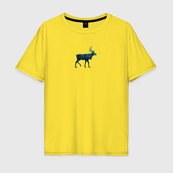 Футболка оверсайз мужская Зимний лес в силуэте прогуливающегося оленя, цвет: желтый