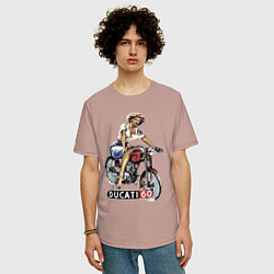 Футболка оверсайз мужская Красивая девушка на мотоцикле Ducati - retro, цвет: пыльно-розовый — фото 2