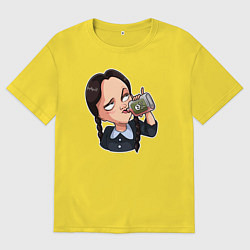 Футболка оверсайз мужская Уэнсдэй пьёт что-то странное, цвет: желтый