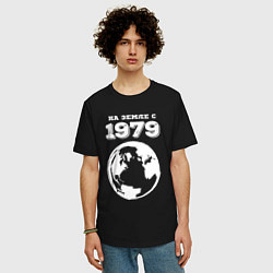 Футболка оверсайз мужская На Земле с 1979 с краской на темном, цвет: черный — фото 2