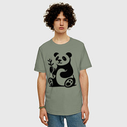 Футболка оверсайз мужская Сидящая панда с бамбуком в лапе, цвет: авокадо — фото 2