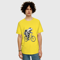 Футболка оверсайз мужская Капибара на велосипеде в черном цвете, цвет: желтый — фото 2