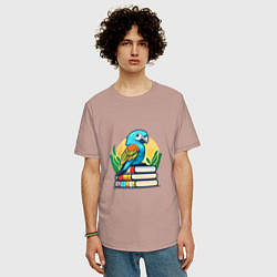 Футболка оверсайз мужская Попугай на стопке книг, цвет: пыльно-розовый — фото 2