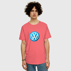 Футболка оверсайз мужская Volkswagen logo blue, цвет: коралловый — фото 2