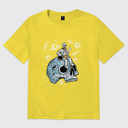 Футболка оверсайз мужская Космонавт сидит на черепе, цвет: желтый