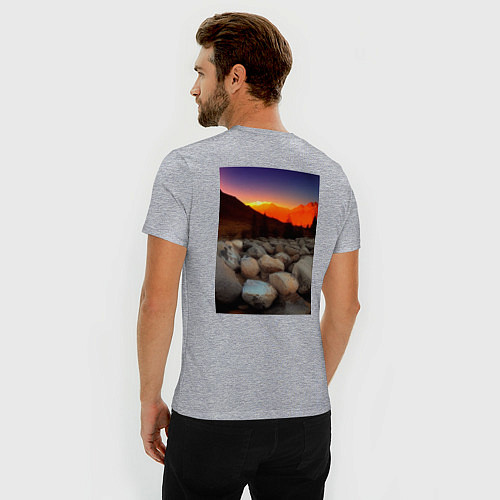 Мужская slim-футболка Горный пейзаж в закате солнца, каменная река / Меланж – фото 4