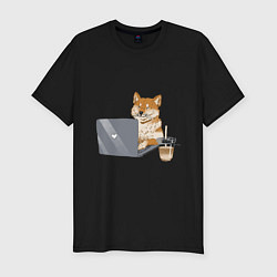 Мужская slim-футболка Собака Сиба ину печатает на ноутбуке с кофе