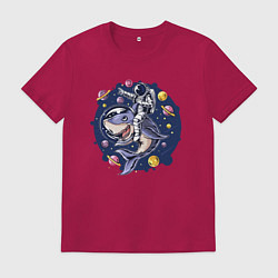 Футболка хлопковая мужская Космонавт верхом на акуле, цвет: маджента