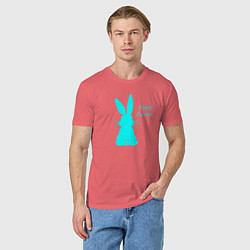 Футболка хлопковая мужская Пасхальный кролик бирюзовый, цвет: коралловый — фото 2