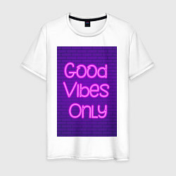 Футболка хлопковая мужская Неоновая надпись good vibes only и кирпичная стена, цвет: белый