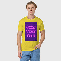 Футболка хлопковая мужская Неоновая надпись good vibes only и кирпичная стена, цвет: желтый — фото 2