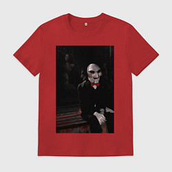 Футболка хлопковая мужская Пила кукла Билли на столе, цвет: красный