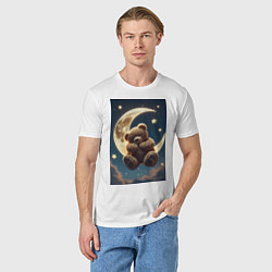 Футболка хлопковая мужская Плюшевый мишка сидит на Луне, цвет: белый — фото 2