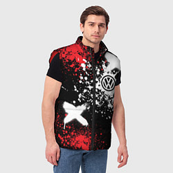 Мужской жилет Фольксваген на фоне граффити и брызг красок, цвет: 3D-красный — фото 2