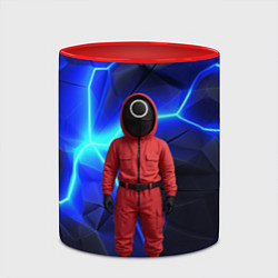 Кружка 3D Игра в кальмара страж треугольник, цвет: 3D-белый + красный — фото 2