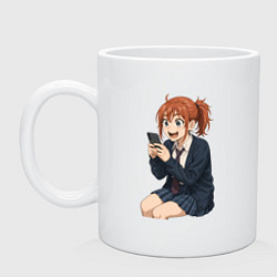 Кружка керамическая Сиратори Айра сидит в телефоне, цвет: белый