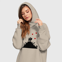 Женское худи-платье Banksy Бэнкси мальчик и девочка на горе оружия, цвет: миндальный — фото 2