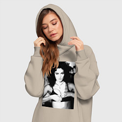 Женское худи-платье Дерзкая Моника Беллуччи - Monica Bellucci, цвет: миндальный — фото 2