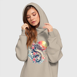 Женское худи-платье Японский дракон на фоне солнца и цветки сакуры, цвет: миндальный — фото 2