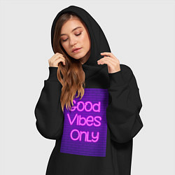 Женское худи-платье Неоновая надпись good vibes only и кирпичная стена, цвет: черный — фото 2