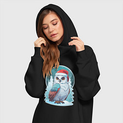 Женское худи-платье Полярная сова на фоне зимнего леса, цвет: черный — фото 2