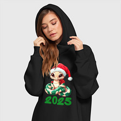 Женское худи-платье Милая змейка в новогодней шапочке 2025, цвет: черный — фото 2