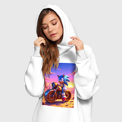 Женское худи-платье Ёж Соник на ржавом ретро мотоцикле в пустыне, цвет: белый — фото 2