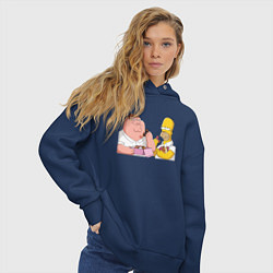 Толстовка оверсайз женская Питер и Гомер едят пончики, цвет: тёмно-синий — фото 2