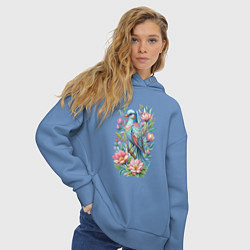 Толстовка оверсайз женская Красивая голубая птица среди цветов, цвет: мягкое небо — фото 2