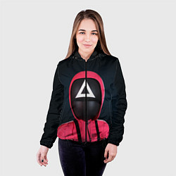 Куртка с капюшоном женская ИГРА В КАЛЬМАРА СОТРУДНИК ТРЕУГОЛЬНИК SQUID GAME, цвет: 3D-черный — фото 2