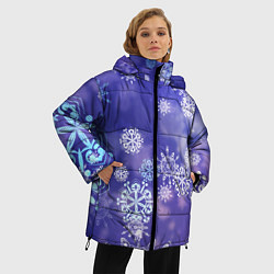 Куртка зимняя женская Крупные снежинки на фиолетовом, цвет: 3D-черный — фото 2