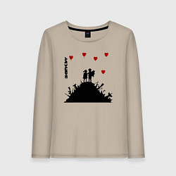 Лонгслив хлопковый женский Banksy Бэнкси мальчик и девочка на горе оружия, цвет: миндальный