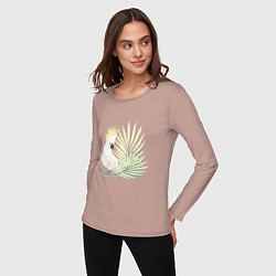 Лонгслив хлопковый женский Белый попугай с хохолком на фоне листьев пальмы, цвет: пыльно-розовый — фото 2