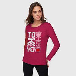 Лонгслив хлопковый женский Токио типографика, цвет: маджента — фото 2