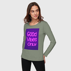 Лонгслив хлопковый женский Неоновая надпись good vibes only и кирпичная стена, цвет: авокадо — фото 2