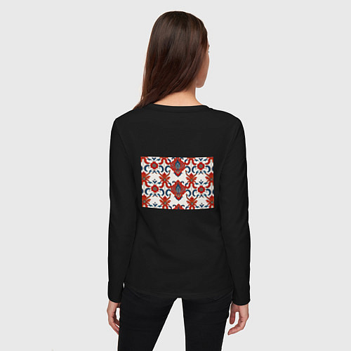 Женский лонгслив Узор красно-синий на белом фоне / Черный – фото 4