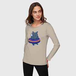 Лонгслив хлопковый женский Носорог в бассейне, цвет: миндальный — фото 2