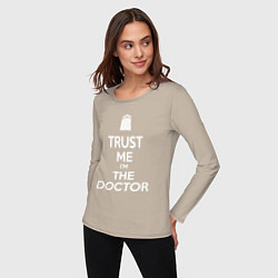 Лонгслив хлопковый женский Trust me Im the doctor, цвет: миндальный — фото 2