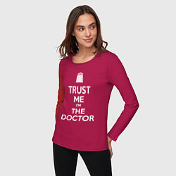 Лонгслив хлопковый женский Trust me Im the doctor, цвет: маджента — фото 2