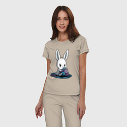 Пижама хлопковая женская Зайчонок обнял клубки The bunny hugged the balls, цвет: миндальный — фото 2