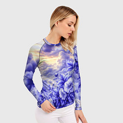Рашгард женский Сине-сиреневый цветы на фоне облаков, цвет: 3D-принт — фото 2