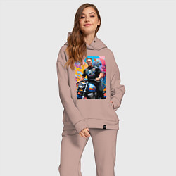 Женский костюм оверсайз Арнольд Шварценеггер - крутой байкер - нейросеть, цвет: пыльно-розовый — фото 2