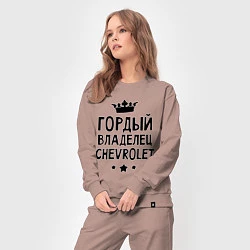 Костюм хлопковый женский Гордый владелец Chevrolet, цвет: пыльно-розовый — фото 2