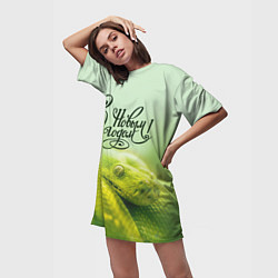 Футболка женская длинная Символ 2025 года зеленая змея надпись: с новым год, цвет: 3D-принт — фото 2