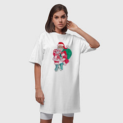 Футболка женская-платье Санта Клаус с мешком подарков на коньках, цвет: белый — фото 2