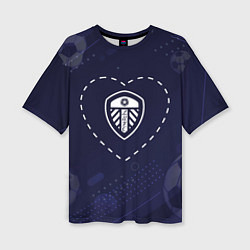 Женская футболка оверсайз Лого Leeds United в сердечке на фоне мячей