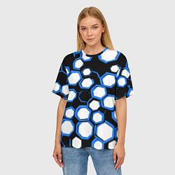 Футболка оверсайз женская Бело-синие шестиугольники на чёрном фоне, цвет: 3D-принт — фото 2