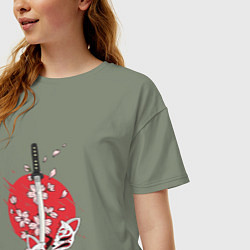 Футболка оверсайз женская Катана на фоне сакуры Z, цвет: авокадо — фото 2