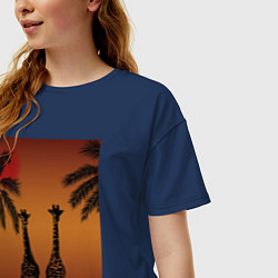 Футболка оверсайз женская Жирафы и пальмы на закате, цвет: тёмно-синий — фото 2
